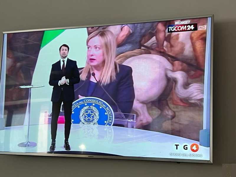 Giambruno, mister Meloni: "Il suo video spacca. Stare con lei? Ha dei vantaggi"