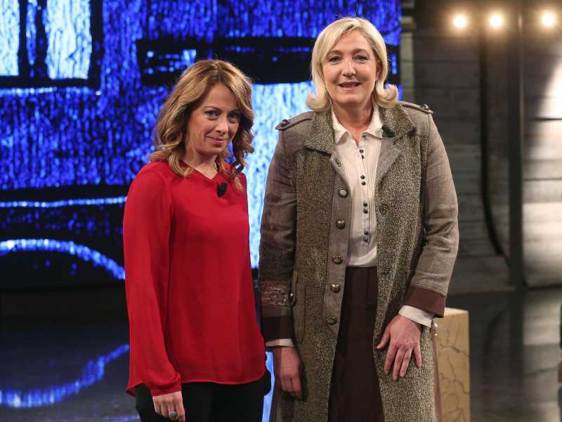 Giorgia Meloni e Marine Le Pen nel 2015 (foto Ansa)