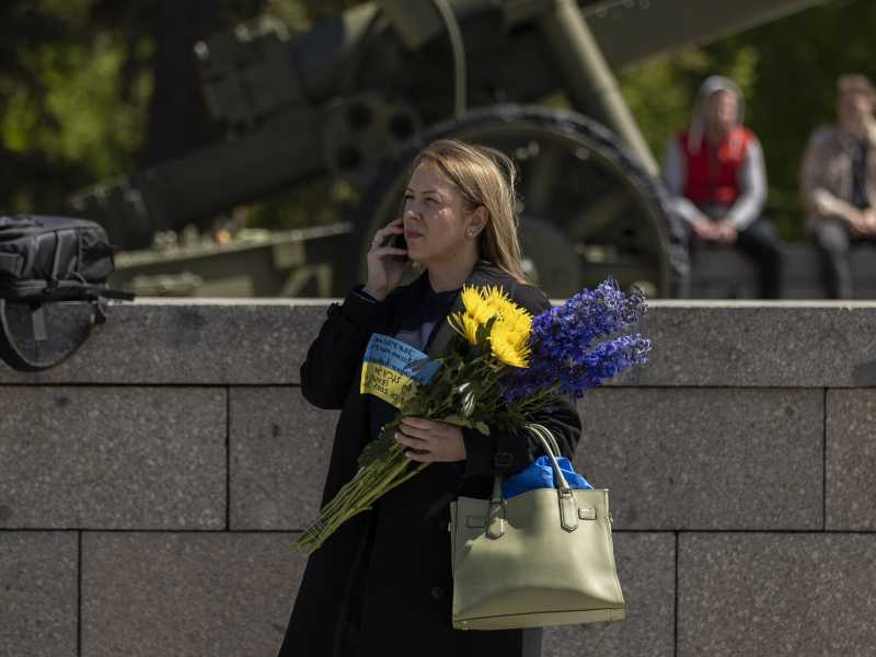 Una donna ucraina che vive a Berlino porta fiori al memoriale del Tiergarten, l'8 maggio 2023 (Foto di Maja Hitij/Getty Images)<br />&nbsp;<br />