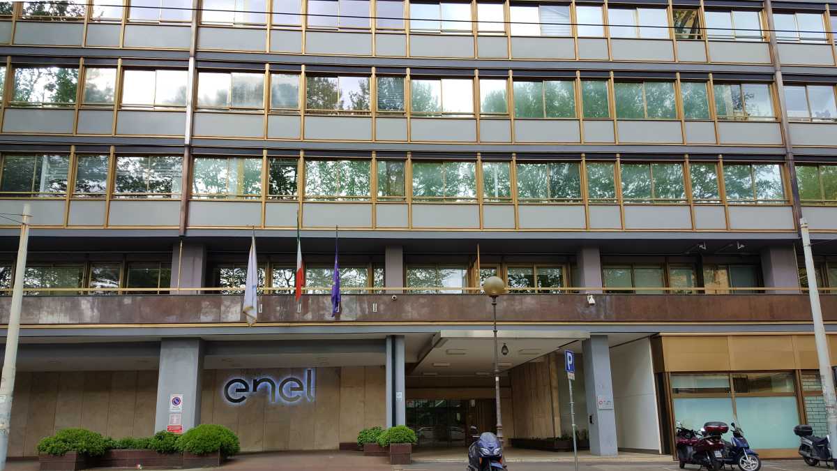 Immagine di Che cosa ci dice sui nuovi equilibri finanziari la partita dei fondi su Leonardo ed Enel
