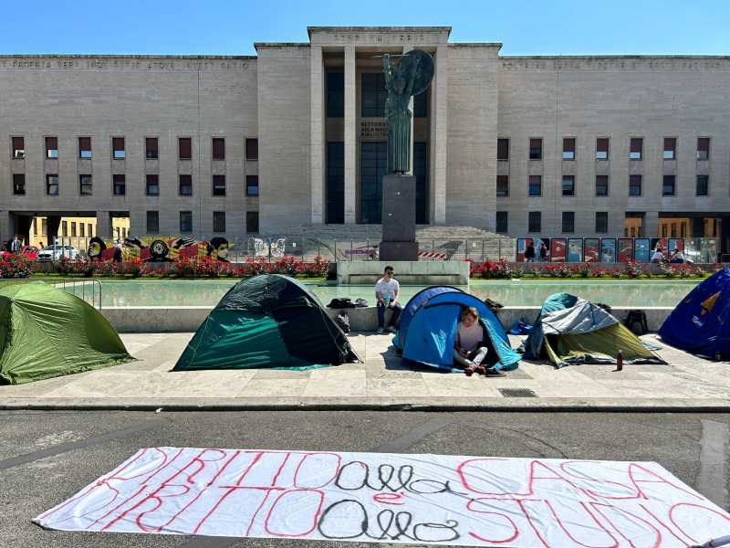 La protesta all'esterno dell'Universit&agrave; Sapienza contro il caro affitti (Ansa)