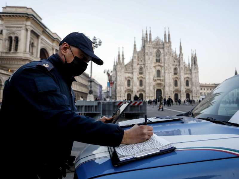 Un agente della polizia in piazza Duomo a Milano (Ansa)