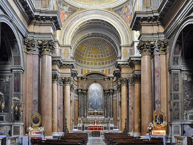 L'interno di Santissima Trinit&agrave; dei Pellegrini