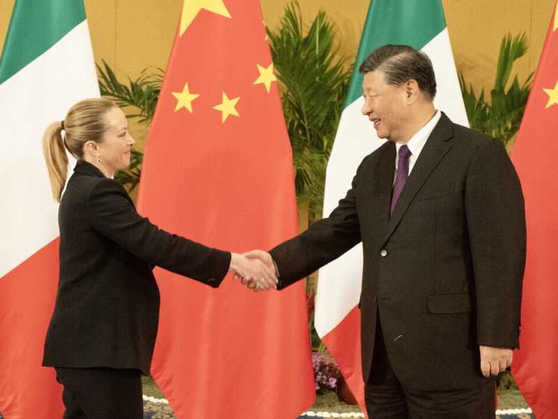 Giorgia Meloni con Xi Jinping in Indonesia nel novembre del 2022 (LaPresse)