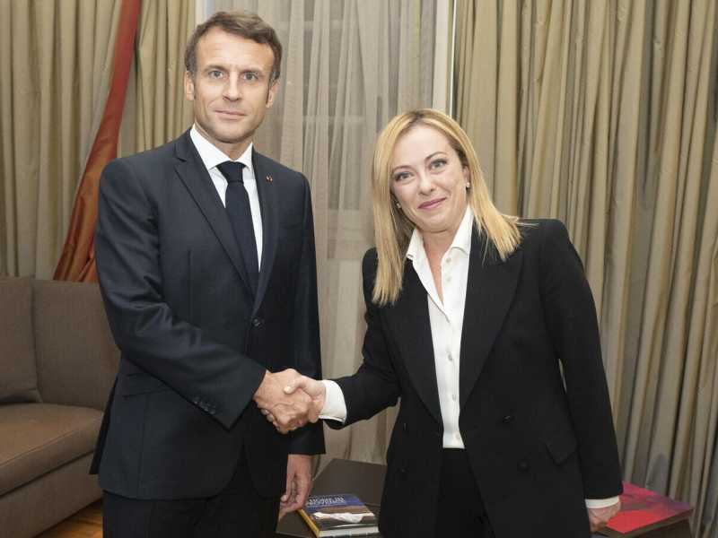 Emmanuel Macron e Giorgia Meloni (Ansa)