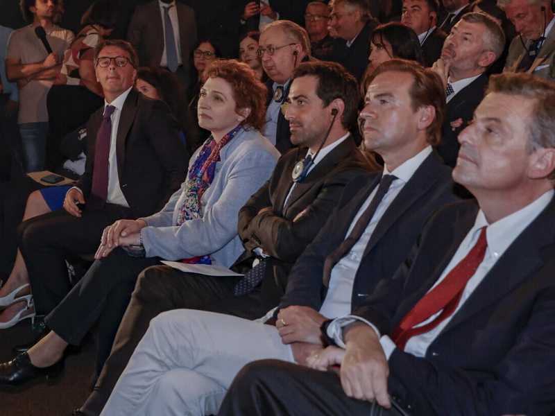 Carlo Calenda e Matteo Renzi al meeting di oggi (Ansa)