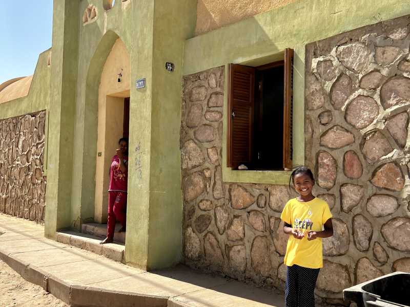 Una bambina sudanese a Wadi Karkar, villaggio nubiano nel deserto tra Egitto e Sudan (foto Cecilia Sala)&nbsp;<br />