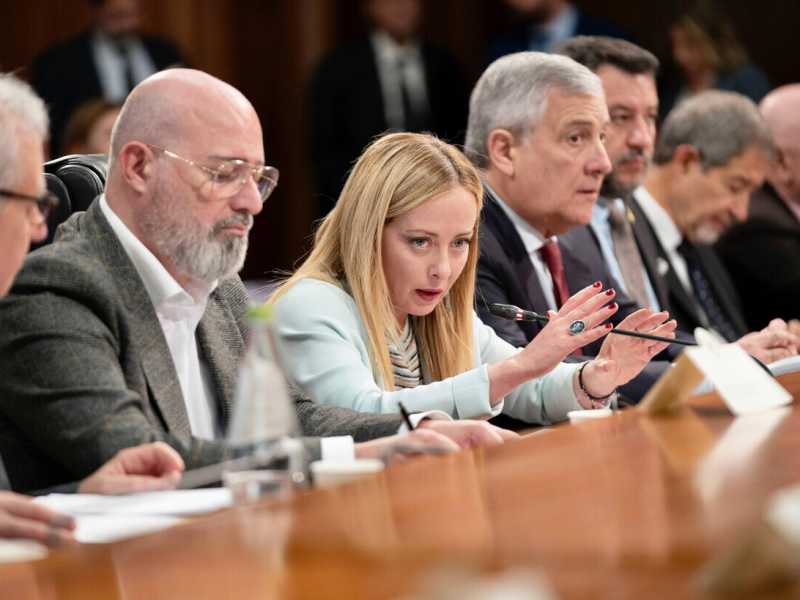 Giorgia Meloni e Stefano Bonaccini durante il Cdm di martedì (Ansa)