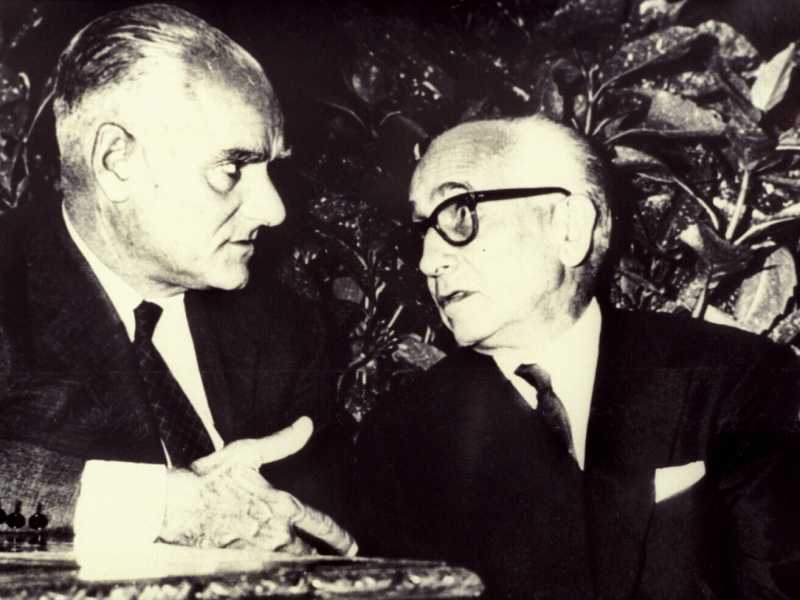 Alberto Moravia (a sinistra) e Giacomo Debenedetti (foto Olycom)&nbsp;<br />