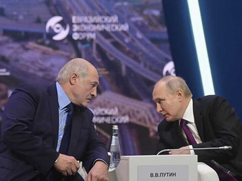 “Pare che Lukashenka sia ricoverato a Mosca dopo l'incontro con Putin", dice l'oppositore politico Tsepkalo
