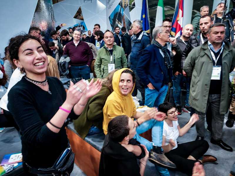 Alcuni manifestanti protestano contro il ministro della famiglia Eugenia Roccella al Salone internazionale del libro di Torino (foto Ansa)&nbsp;<br />