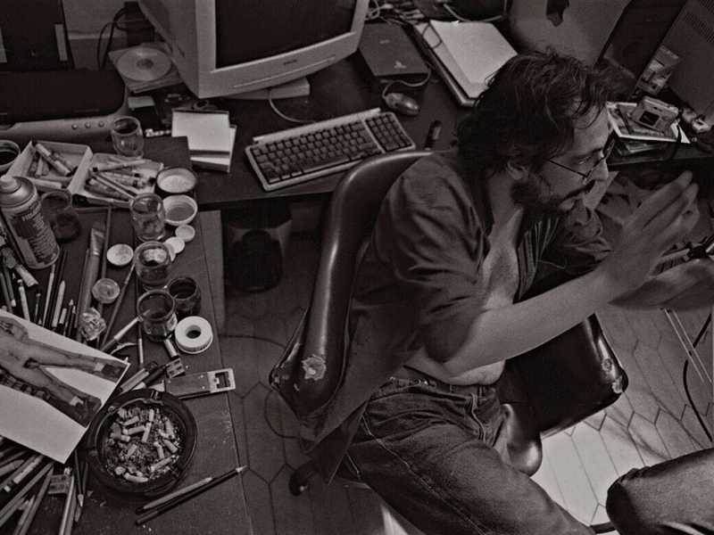 Riccardo Mannelli nel suo studio, dalla sua pagina Facebook&nbsp;