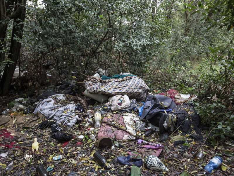 Il parco di Monte Mario invaso dalla spazzatura (LaPresse)
