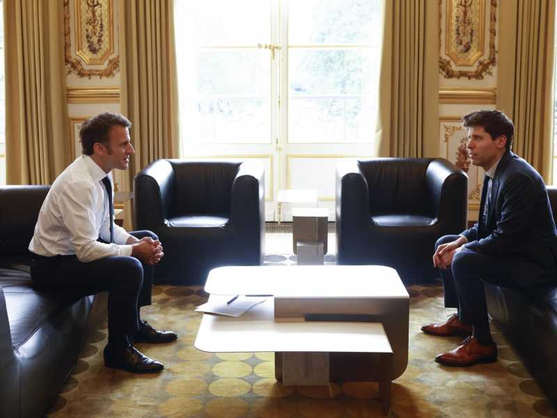 Sam Altman con Emmanuel Macron (LaPresse)