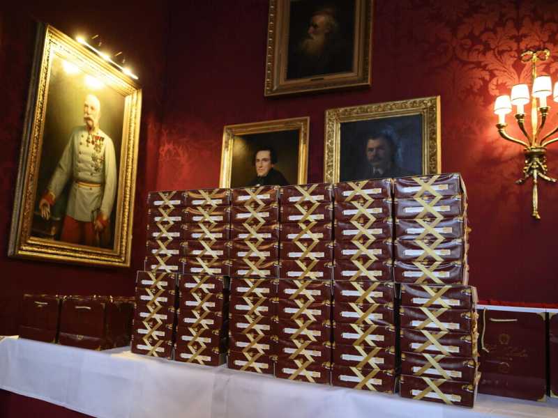 La scorta di torte al Caff&egrave; Sacher di Vienna (Ansa)