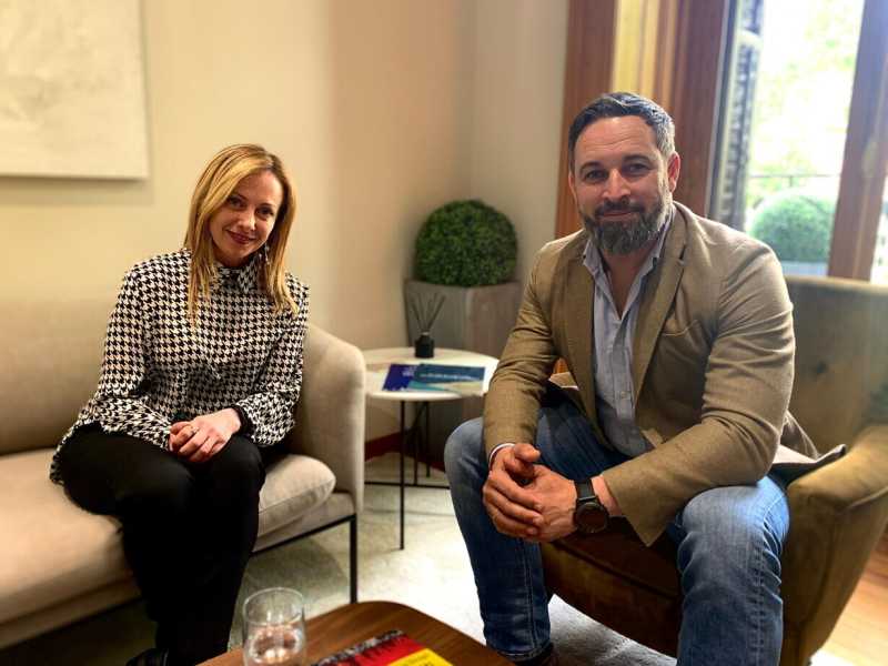 Meloni con Abascal durante un incontro del maggio 2021 (foto EPA)