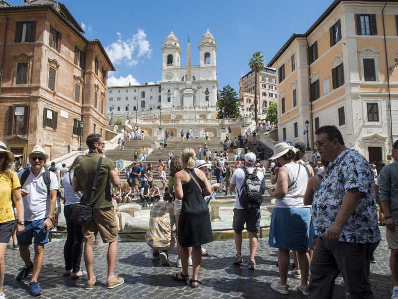 Roma, turisti in centro nel giorno di Ferragosto (LaPresse) <br />