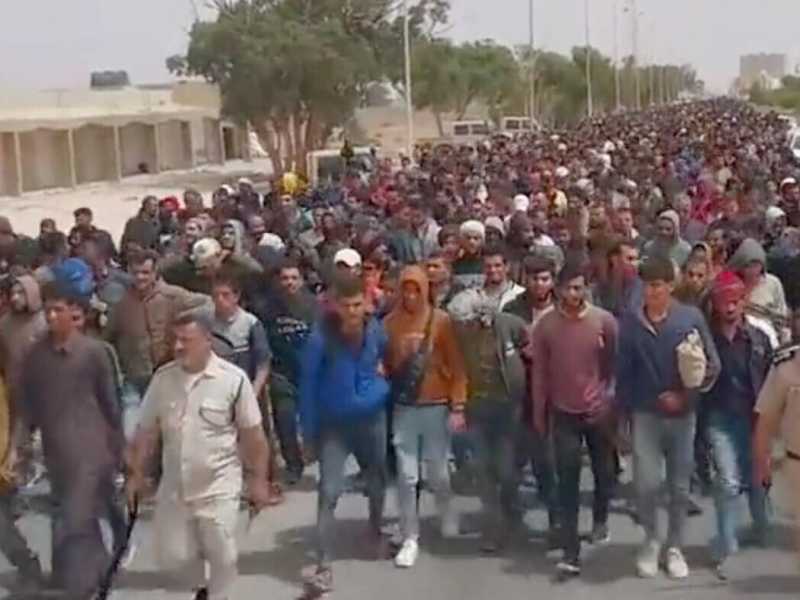 La carovana di migranti nei pressi di Musaid lo scorso 2 giugno, in cammini verso il confine egiziano