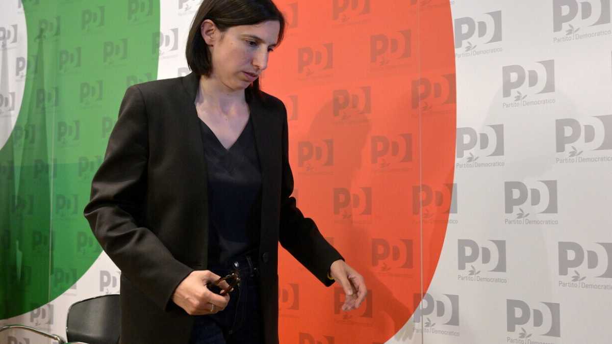 Immagine di Schlein, Renzi e Calenda ai funerali di Berlusconi. Conte non ci sarà