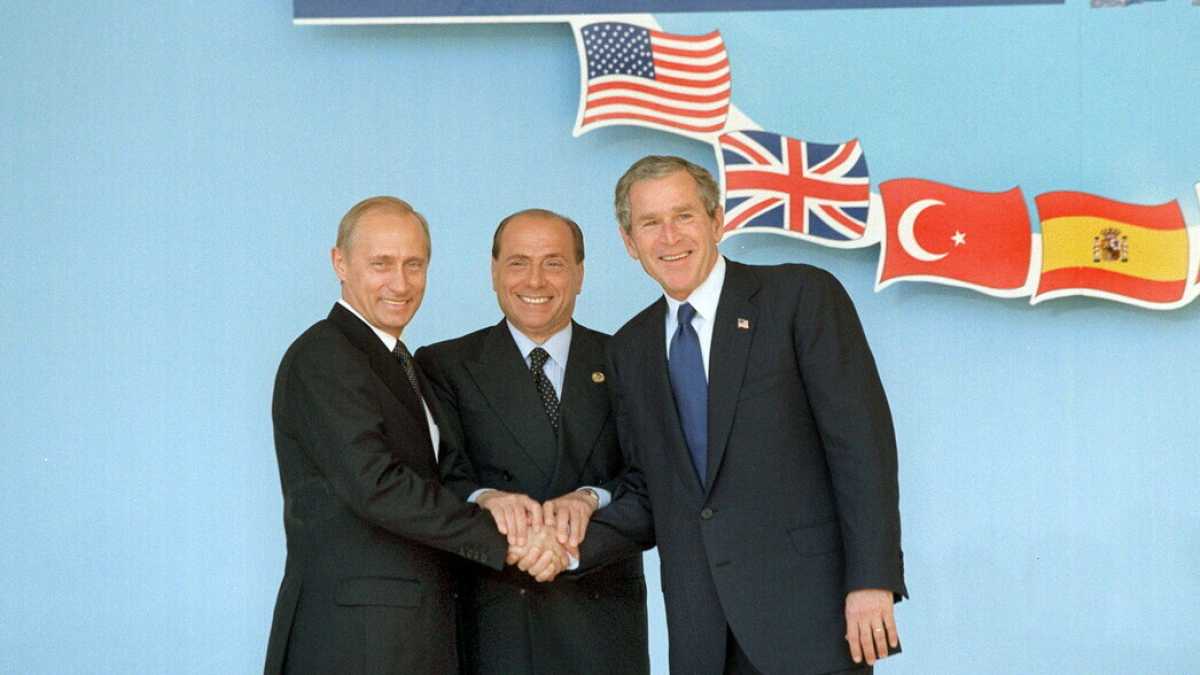Immagine di Berlusconi, il seduttore atlantista e i dittatori "vicini"