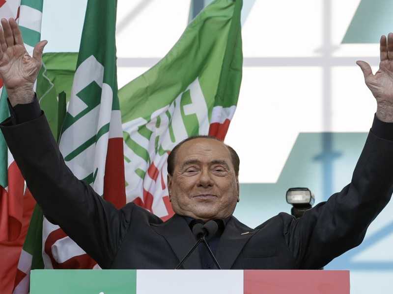 Berlusconi nel 2019 (AP Photo/Andrew Medichini)&nbsp;<br />