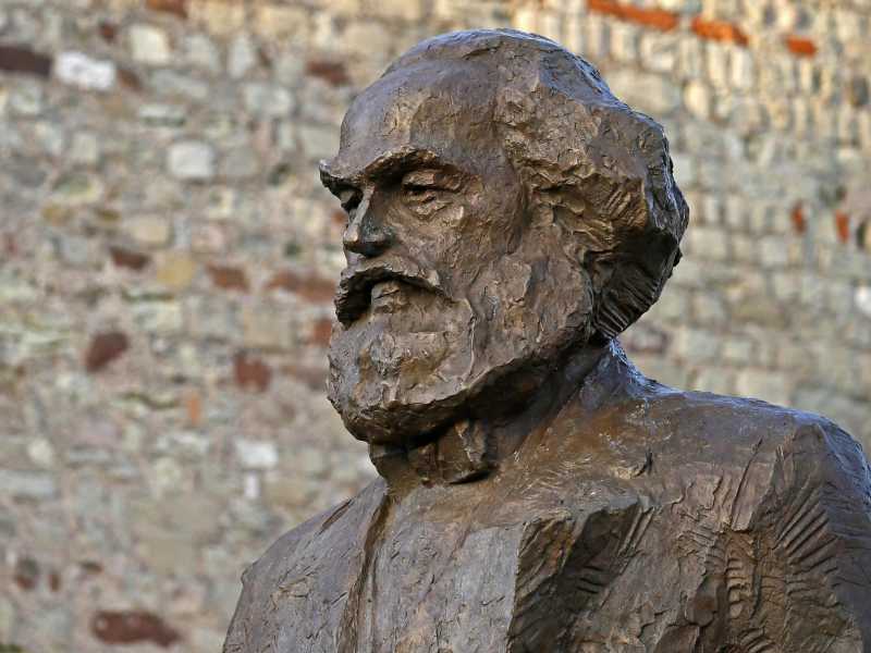 La statua di <span style="color: rgb(46, 45, 45); font-size: 12px;">Karl Marx a Trier, in Germania (foto Epa, via Ansa)</span>