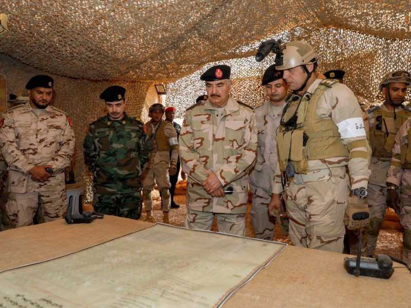 &nbsp;La famiglia Haftar riunita durante un'operazione militare. Da sinistra a destra, Saddam, il nipote del generale, Ayoub Busaif, Khalifa Haftar e l'altro figlio, Khaled