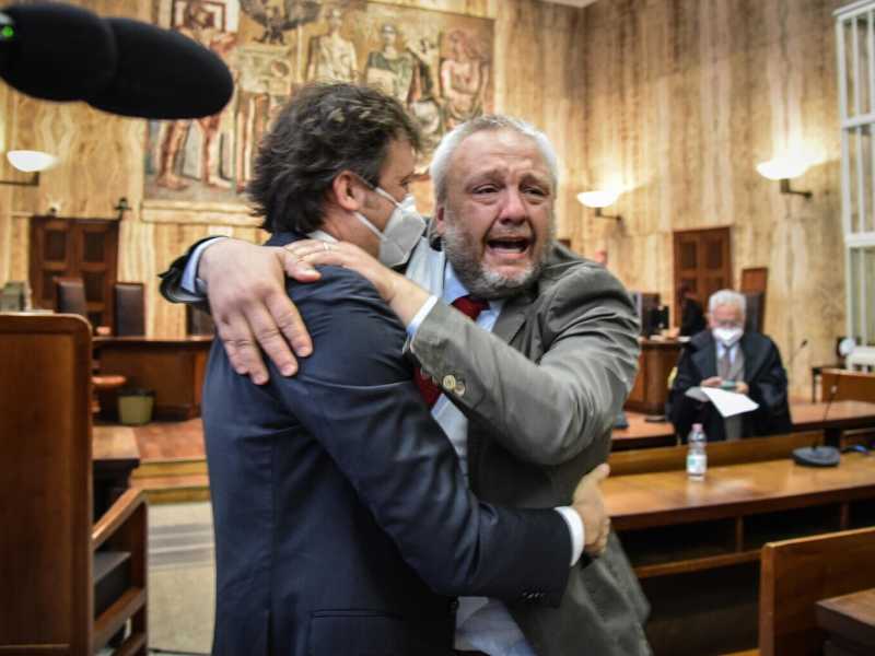 Simone Uggetti, con il suo avvocato dopo la prima assoluzione (Ansa)