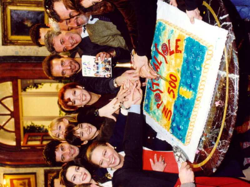 Nel &rsquo;99 il cast di &ldquo;Un posto al sole&rdquo; festeggiava il traguardo delle 500 puntate (Ansa)&nbsp;<br />
