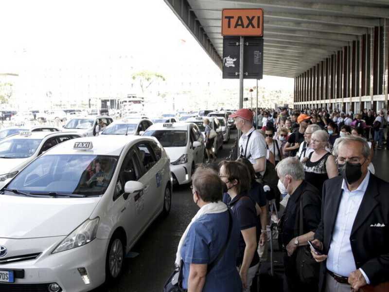 Taxi introvabili, ma a Roma non si riassegnano 150 licenze