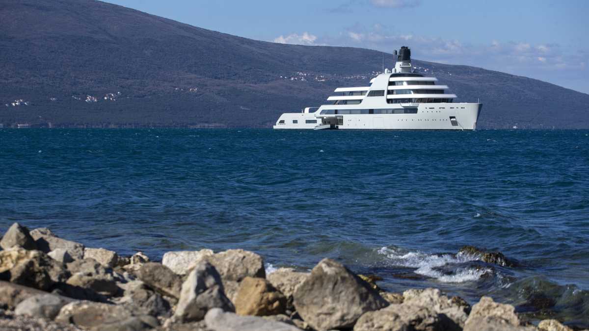 Immagine di A Napoli va forte lo shopping dai mega yacht, ora esclusi però dal porto di Mergellina