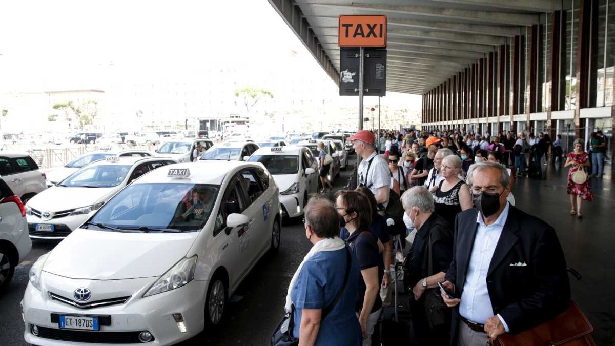 Immagine di I tassisti e i Don Abbondio. Gualtieri e Fontana hanno un problema con i taxi