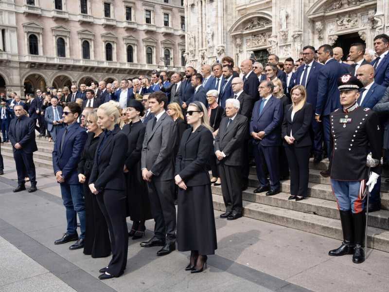 I figli di Silvio Berlusconi e la sua compagna Marta Fascina ai funerali del Cav. (Ansa) <br />