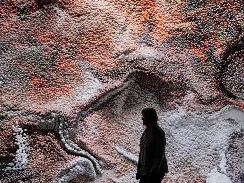 La mostra &ldquo;Machine Hallucinations&rdquo;: l&rsquo;artista ha utilizzato l&rsquo;Intelligenza artificiale per creare opere con due milioni di immagini catturate dalla Iss (foto Ap)&nbsp;<br />