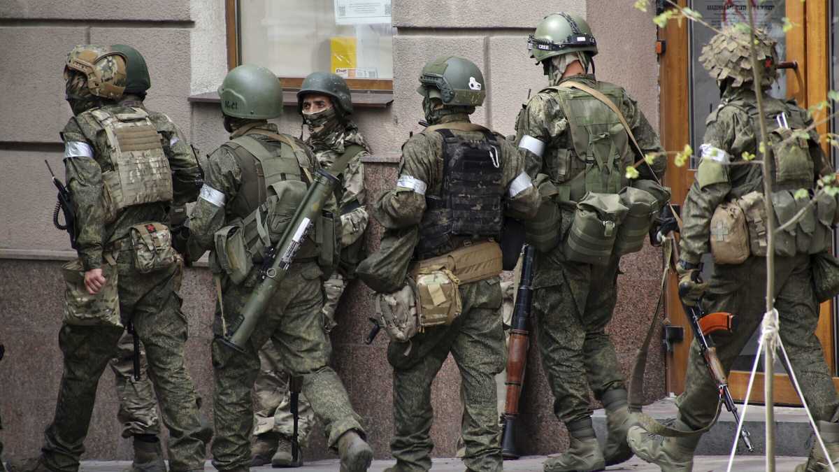 Immagine di Gli ucraini aspettano la resa dei conti tra bande russe sul campo