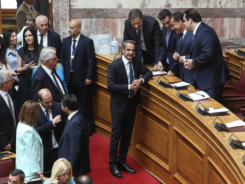 &nbsp;Il primo ministro greco Kyriakos Mitsotakis circondato da parlamentari (Ansa)<br />