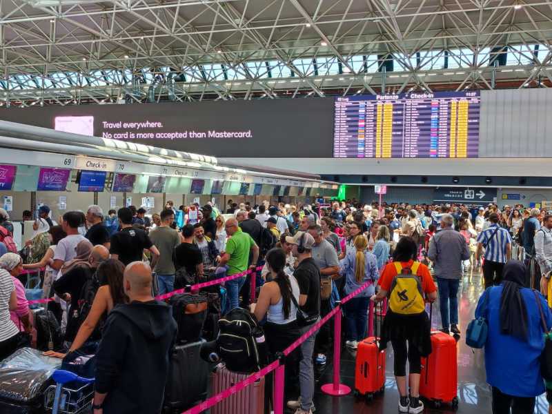  L'aeroporto di Roma la prima domenica di luglio. Foto LaPresse