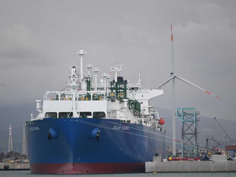 La nave rigassificatrice Golar Tundra nel porto di Piombino (Ansa)&nbsp;<br />