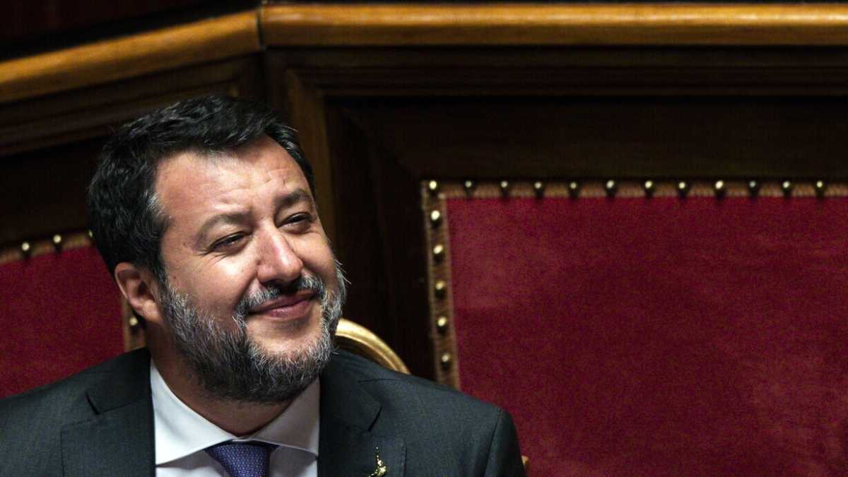 Immagine di Mancano i tassì? Per FdI in versione Jonny Stecchino “è colpa del traffico”. Meno male che c’è Salvini