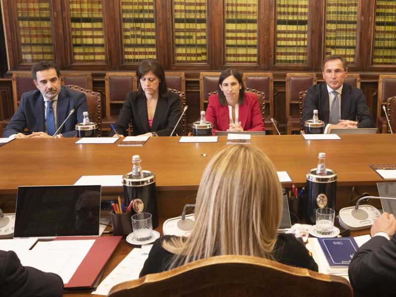 Un incontro tra Giorgia Meloni e una delegazione del Pd per parlare delle riforme costituzionali, a maggio del 2023 (ANSA/Filippo Attili)&nbsp;<br />