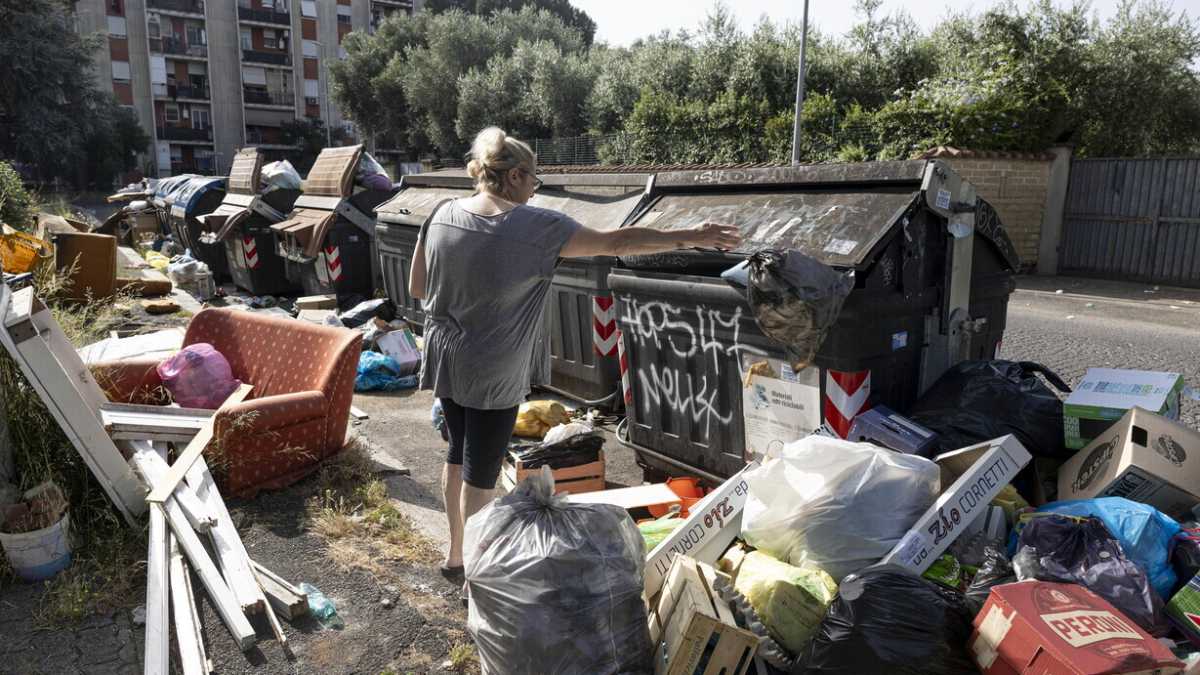 Immagine di Emergenza rifiuti, in arrivo i camion a noleggio