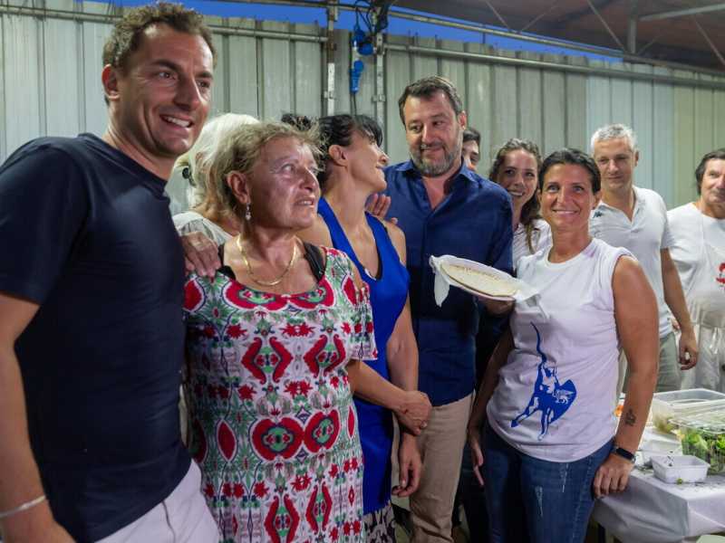 Matteo Salvini, al suo arrivo in Piazza Maffei, a Cervia, dove la Lega Romagna, come ogni anno, alla fine di luglio tiene la sua festa (Ansa) <br />