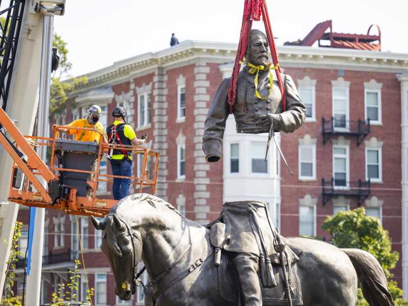 La rimozione della statua del generale confederato Robert E. Lee a Richmond, Virginia (Ansa)&nbsp;<br />