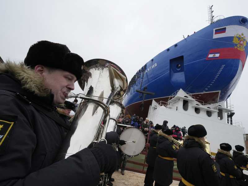 La banda navale suona a San Pietroburgo per il varo della rompighiaccio a propulsione nucleare Yakutia (AP Photo/Dmitri Lovetsky)&nbsp;<br />