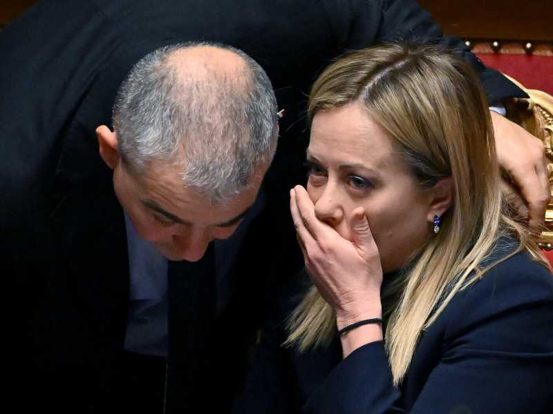 La mano di Fazzolari e l'asse Salvini-Meloni: così è nato il blitz sulle banche. Con gli urrà di Conte