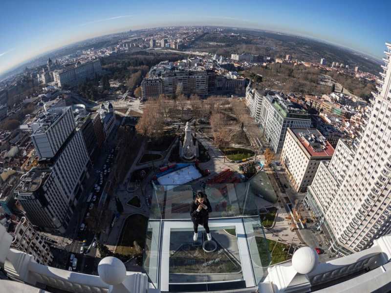 La vista dalla piattaforma di vetro sulla terrazza del Riu Hotel a Plaza de Espa&ntilde;a (Ansa/Epa/Rodrigo Jimenez)&nbsp;<br />