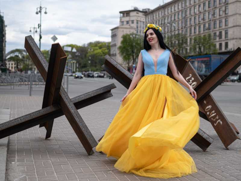 Una giovane donna vestita con i colori della bandiera nazionale ucraina posa per una foto in Piazza Indipendenza il 30 aprile 2022 (Foto di Alexey Furman/Getty Images)&nbsp;