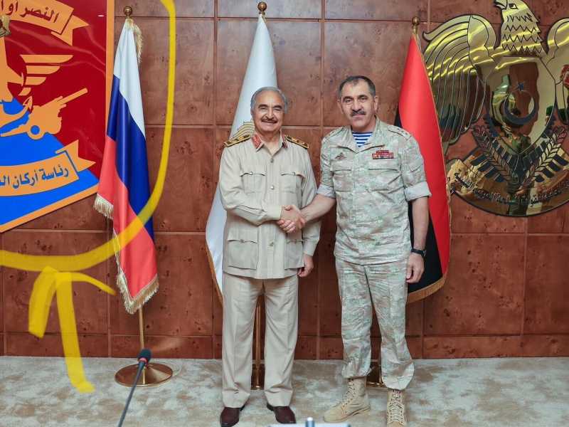 &nbsp;Il ministro russo Yevkurov con il generale Haftar si stringono la mano durante il vertice di Bengasi