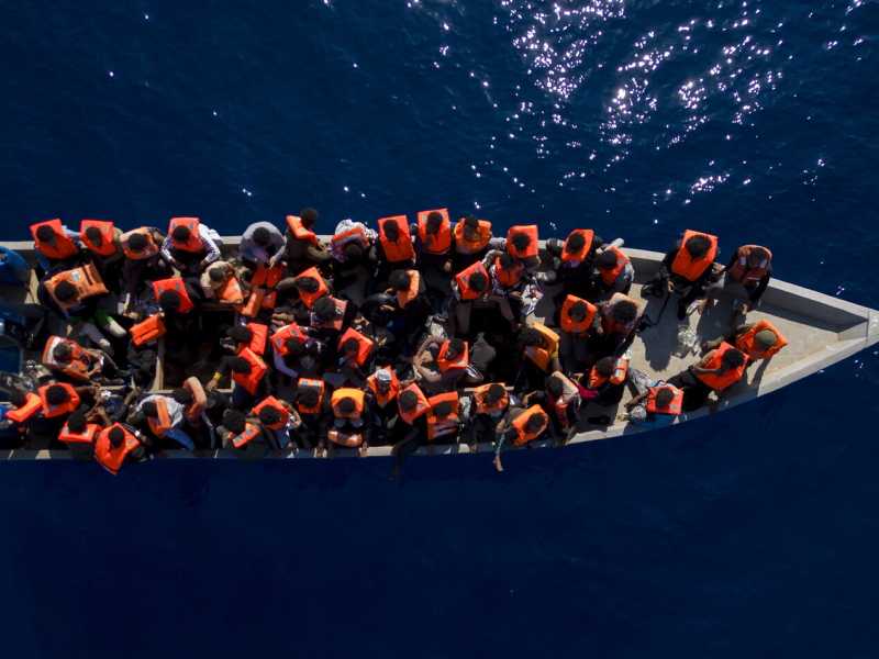  Un'operazione di salvataggio dell'ong Open Arms al largo della Libia (foto LaPresse)