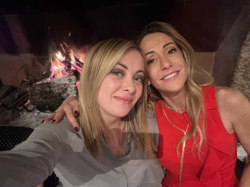 Giorgia e Arianna Meloni (Facebook/Ansa)